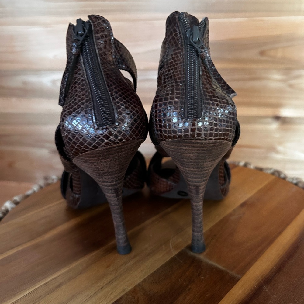 BCBGMAXZRIA Women's Brown leather Snakeskin Sandals preloved size 7.5 - Picture 3 of 9